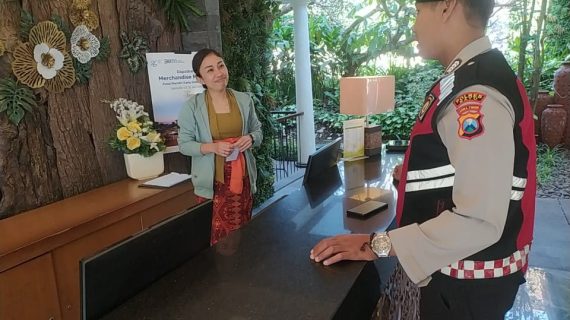 Giat Patroli Dialogis Ke Tempat Wisata, Anggota Pam Obvit Satsamapta Polres Batu Jaga Harkamtibmas Jelang Pilkada Kota Batu 2024