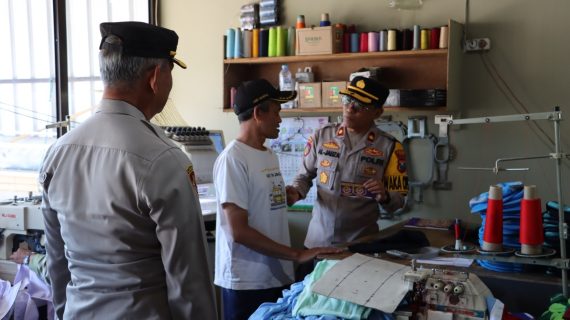 Mahasiswa IPB Apresiasi Jum’at Curhat Polres Batu Di Desa Tawangsari Pujon