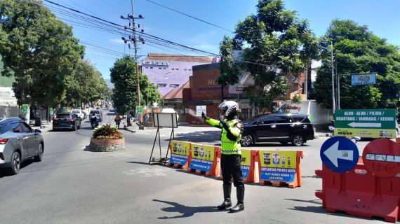 Tingkatkan Kamseltibcar Lantas, Satlantas Polres Batu Strong Point Di Lokasi Rawan Laka