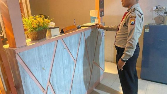 Giat Patroli Dialogis Ke Tempat Wisata, Personil Pam Obvit Satsamapta Jaga Harkamtibmas Jelang Pilkada Kota Batu 2024 Di Wilayah Hukum Polres Batu