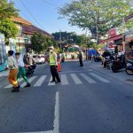 Tingkatkan Kamseltibcar Lantas, Personil Satlantas Polres Batu Strong Point Di Lokasi Rawan Laka