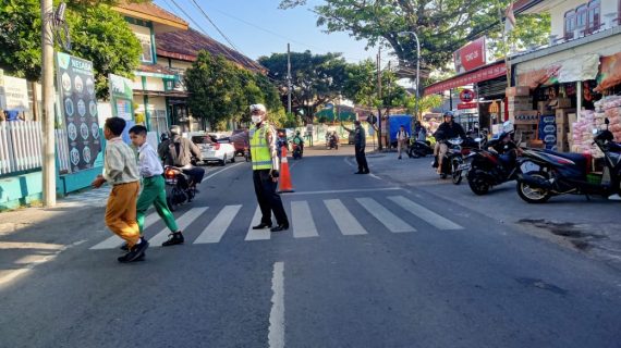 Tingkatkan Kamseltibcar Lantas, Personil Satlantas Polres Batu Strong Point Di Lokasi Rawan Laka