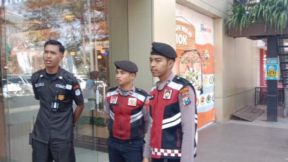 Giat Patroli Dialogis Ke Tempat Wisata, Anggota Pam Obvit Satsamapta Jaga Harkamtibmas Jelang Pilkada Kota Batu 2024 Di Wilayah Hukum Polres Batu