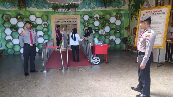 Giat Patroli Dialogis Ke Tempat Wisata, Anggota Pam Obvit Satsamapta Jaga Harkamtibmas Menjelang Pilkada Kota Batu 2024 Di Wilayah Hukum Polres Batu