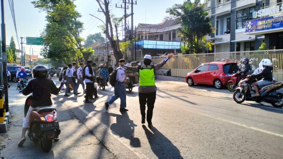 Tingkatkan Kamseltibcar Lantas, Satlantas Polres Batu Giatkan Strong Point Di Lokasi Rawan Laka