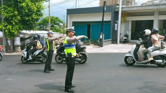 Tingkatkan Kamseltibcar Lantas, Satlantas Polres Batu Strong Point Di Lokasi Padat Arus