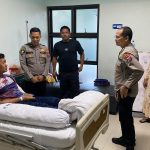 Karumkit Bhayangkara Lumajang Lakukan Hospital Visite Anggota Polisi Korban Pengeroyokan di Jember