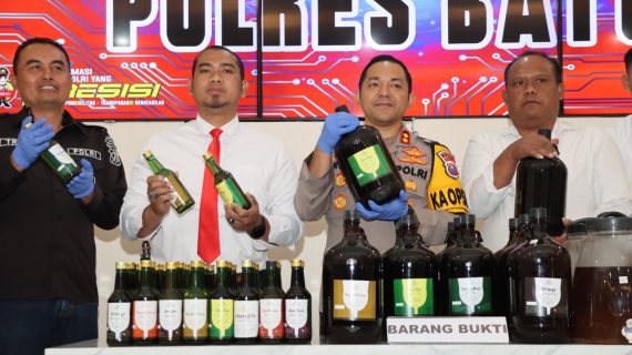 Polres Batu Ungkap Home Industri Minuman Beralkohol Ilegal di Desa Junrejo