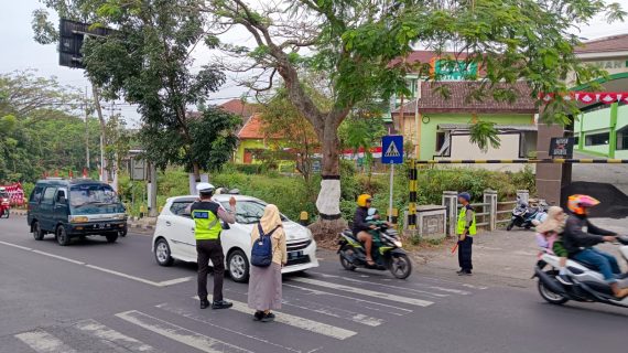 Tingkatkan Kamseltibcar Lantas, Satlantas Polres Batu Lakukan Strong Point Di Lokasi Padat Arus