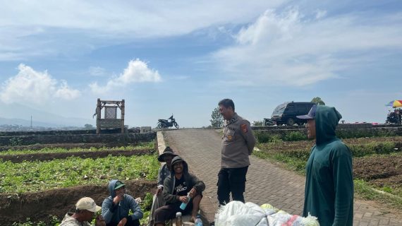 Personil Polisi RW Polres Batu Giat Sambang Desa Jaga Harkamtibmas Menjelang Pilkada 2024