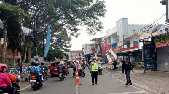 Tingkatkan Kamseltibcar Lantas, Satlantas Polres Batu Strong Points Di Lokasi Padat Arus