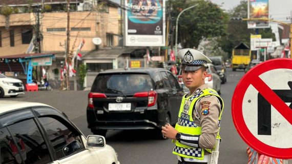 Pastikan Arus Lalin Lancar Saat Weekend, Anggota Satlantas Polres Batu Giat Strong Point