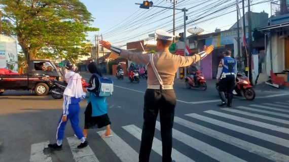 Tingkatkan Kamseltibcar Lantas, Satlantas Polres Batu Lakukan Strong Points Di Lokasi Padat Arus