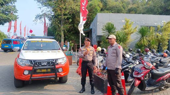 Dialogis Ke Tempat Wisata, Personel Pam Obvit Satsamapta Polres Batu Pastikan Kamtibmas Menjelang Pilkada Kota Batu Ta 2024 Kondusif