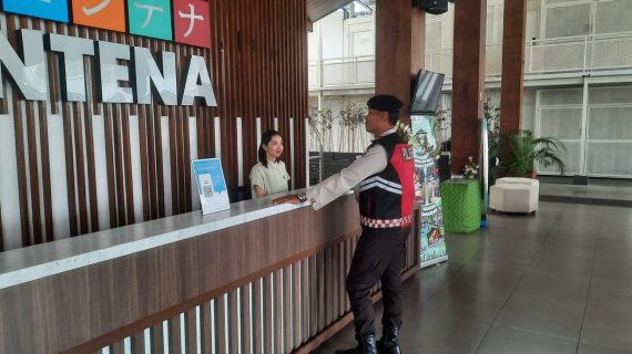 Dialogis Ke Tempat Wisata, Personel Pam Obvit Satsamapta Polres Batu Pastikan Kamtibmas Jelang Pilkada Kota Batu Ta 2024 Tetap Kondusif