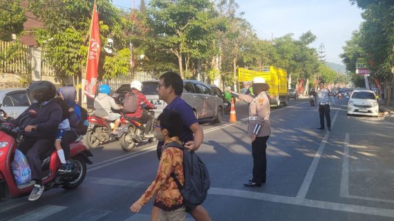 Tingkatkan Kamseltibcar Lantas, Satlantas Polres Batu Strong Point Di Titik Rawan Laka