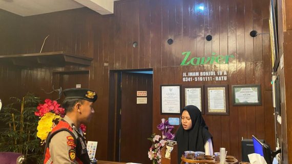 Patroli Dialogis Ke Tempat Wisata, Anggota Pam Obvit Satsamapta Polres Batu Pastikan Kamtibmas Jelang Pilkada Kota Batu Ta 2024 Kondusif