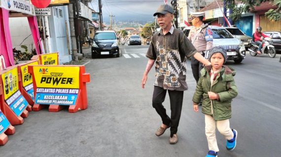 Tingkatkan Kamseltibcar Lantas Di Pagi Hari, Satlantas Polres Batu Strong Point Di Titik Rawan Laka