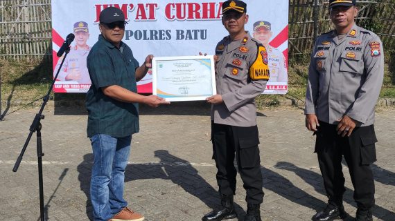 Apresiasi Jum’at Curhat, Kepala Desa Bumiaji Berikan Piagam Penghargaan Kepada Wakapolres Batu