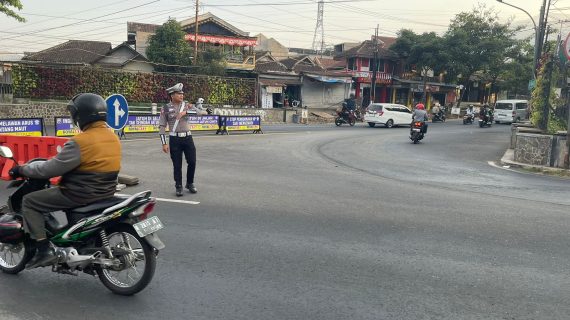 Tingkatkan Kamseltibcar Lantas Di Waktu Pagi Hari, Satlantas Polres Batu Giatkan Poros Pagi