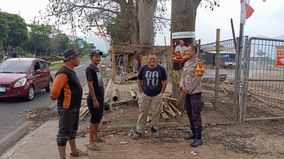 Polisi RW Polres Batu Giat Sambang Ke Desa, Pastikan Situasi Kamtibmas Tetap Kondusif Jelang Pilkada 2024