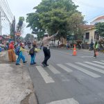 Tingkatkan Kamseltibcar Lantas Di Pagi Hari, Satlantas Polres Batu Gelar Anggota Poros Pagi