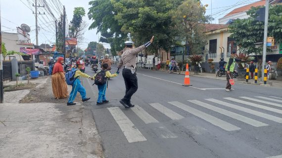 Tingkatkan Kamseltibcar Lantas Di Pagi Hari, Satlantas Polres Batu Gelar Anggota Poros Pagi