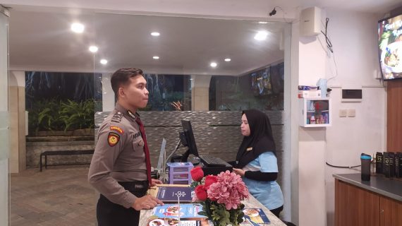 Giat Patroli Dialogis Ke Tempat Wisata, Anggota Pam Obvit Satsamapta Polres Batu Pastikan Situasi Kamtibmas Jelang Pilkada Kota Batu 2024 Aman Kondusif