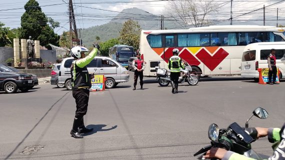 Pastikan Weekend Lancar, Anggota Satlantas Polres Batu Sebar Lebar Giat Strong Point