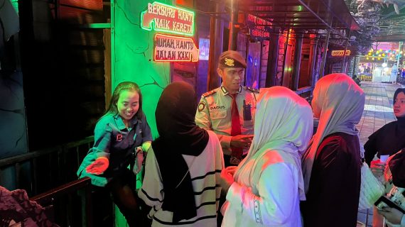 Giat Patroli Dialogis Ke Tempat Wisata, Anggota Pam Obvit Satsamapta Polres Batu Pastikan Situasi Kamtibmas Jelang Pilkada Kota Batu 2024 Aman Dan Kondusif