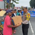 Peringati Hari Lalu Lintas Bhayangkara, Polres Kota Blitar Berbagi Bantuan Sosial*