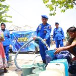 Polisi Peduli, Ditpolairud Polda Jatim Droping Air Bersih untuk Warga Mantup Lamongan*