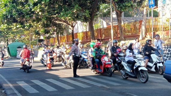 Tingkatkan Kamseltibcar Lantas, Satlantas Polres Batu Gelar Personil Poros Pagi