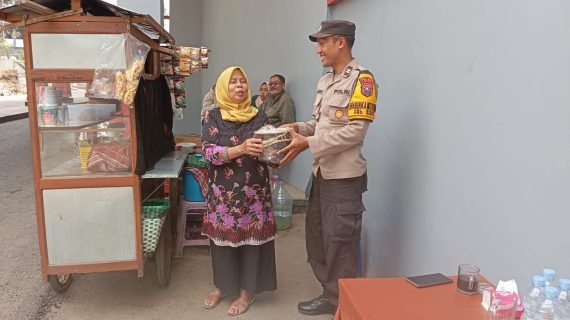 Anggota Polisi RW Polres Batu Giat Sambang Desa, Pastikan Situasi Kamtibmas Tetap Aman Kondusif Jelang Pilkada 2024