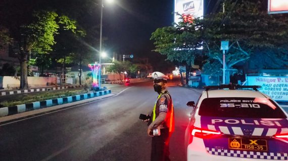 Pastikan Situasi Kamtibmas Aman Kondusif, Anggota Polres Batu Giat Blue Light Patroll Jelang Pilkada Tahun 2024