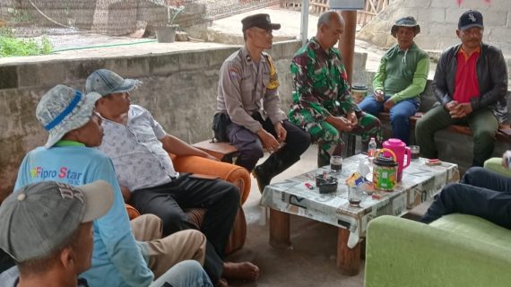 Personil Polisi RW Polres Batu Giat Sambang Desa, Pastikan Situasi Kamtibmas Tetap Aman Kondusif Jelang Pilkada 2024