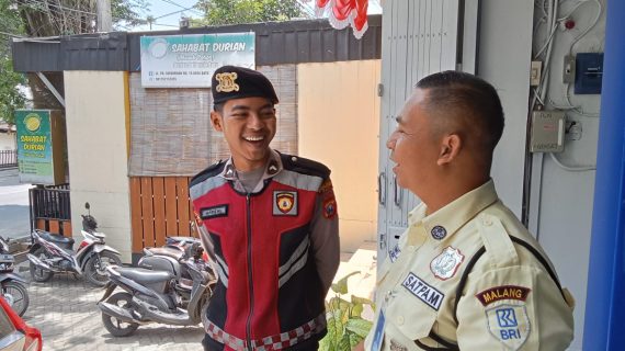 Giat Patroli Dialogis Ke Tempat Wisata, Anggota Pam Obvit Satsamapta Polres Batu Pastikan Situasi Kamtibmas Menjelang Pilkada Kota Batu 2024 Aman Kondusif