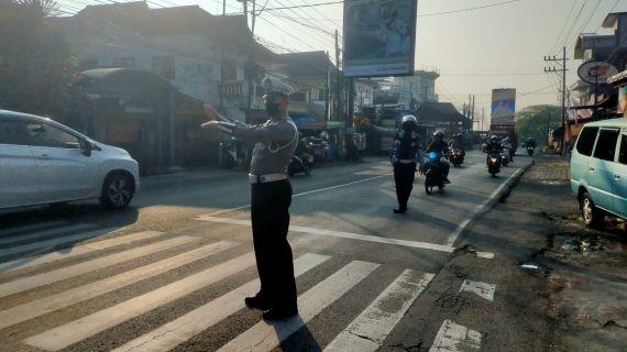 Pastikan Lancar Saat Weekend, Anggota Satlantas Polres Batu Sebar Lebar Giat Strong Point