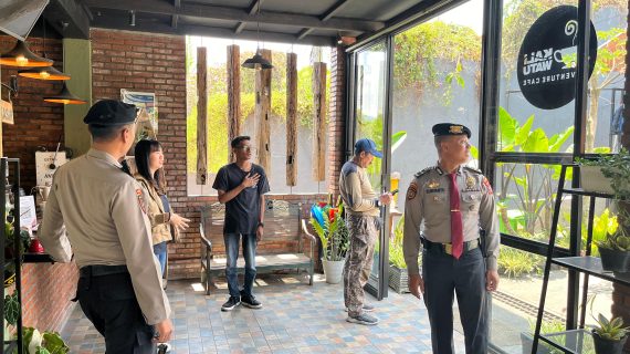 Giat Patroli Dialogis Ke Tempat Wisata, Personel Pam Obvit Satsamapta Polres Batu Pastikan Situasi Kamtibmas Menjelang Pilkada Kota Batu 2024 Aman Kondusif