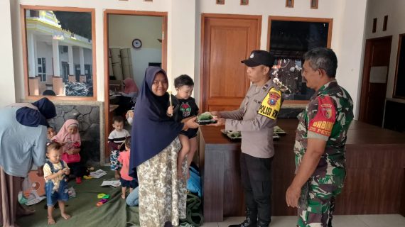 Personel Polisi RW Polres Batu Giat Sambang Desa, Pastikan Situasi Kamtibmas Tetap Aman Kondusif Jelang Pilkada 2024