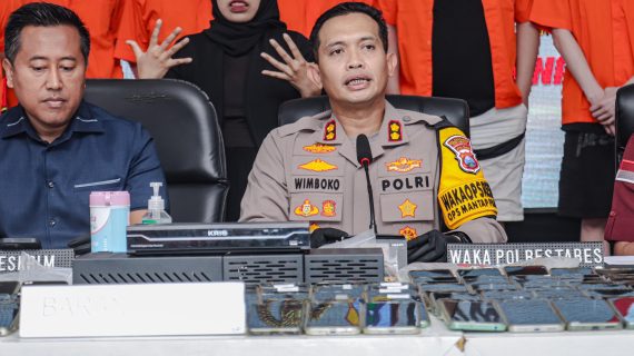 Polrestabes Surabaya Berhasil Ungkap Sindikat Penipuan Online Jaringan Internasional 10 WNI Diamankan