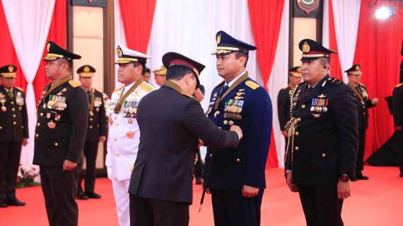 Pemberian Tanda Kehormatan Bintang Bhayangkara Utama (BBU) Wujud Komitmen Kokohnya Sinergisitas TNI-Polri Selama Ini