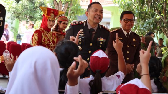 Kapolres Batu dan Forkopimda Kota Batu Gelar Program “KWB Bergizi” Dukung Program Pemerintah Untuk Peningkatan Gizi Anak Sekolah