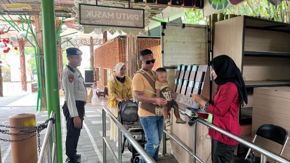 Giat Patroli Dialogis Ke Tempat Wisata, Personel Pam Obvit Satsamapta Polres Batu Berharap Situasi Kamtibmas Menjelang Pilkada Kota Batu 2024 Aman Kondusif