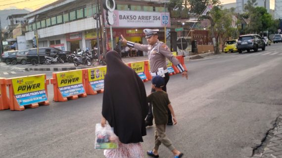 Pastikan Lancar, Anggota Satlantas Polres Batu Sebar Lebar Giat Strong Point Saat Weekend