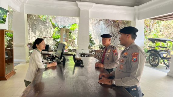 Berharap Sitkamtibmas Menjelang Pilkada Kota Batu 2024 Aman Kondusif, Personel Pam Obvit Satsamapta Polres Batu Giat Patroli Dialogis Ke Tempat Wisata