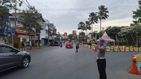 Berharap Arus Lalu Lintas Aman dan Lancar, Personel Satlantas Polres Batu Laksanakan Poros Pagi