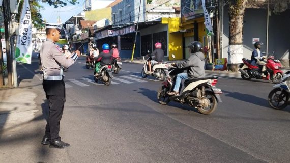 Pastikan Lancar, Personil Satlantas Polres Batu Sebar Lebar Giat Strong Point Saat Weekend