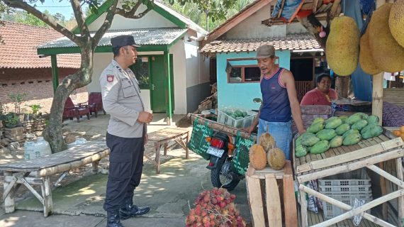 Berharap Sitkamtibmas Tetap Aman Kondusif Menjelang Pilkada 2024, Personil Polisi RW Polres Batu Giat Sambang Desa