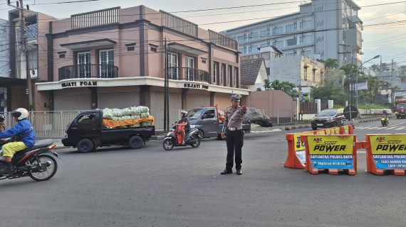 Berharap Arus Lalu Lintas Aman Lancar, Personel Satlantas Polres Batu Lakukan Poros Pagi